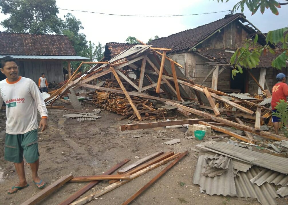 Hujan Disertai Angin Rumah Di Cancung Ambruk