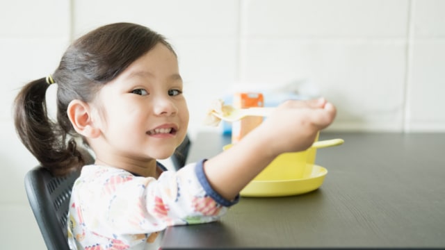 8 Cara Ciptakan Suasana Makan yang Menyenangkan untuk Anak