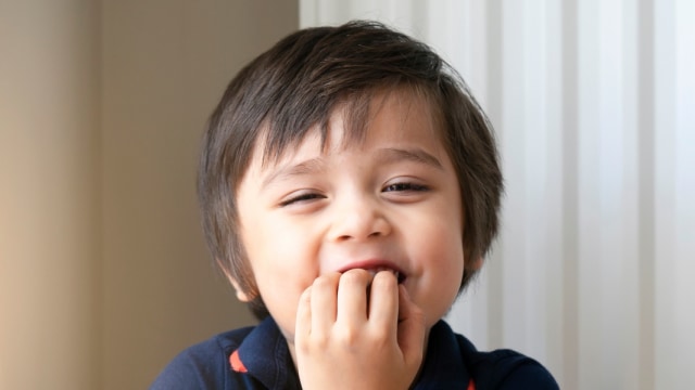 5 Kebiasaan yang Dapat Merusak Gigi Anak