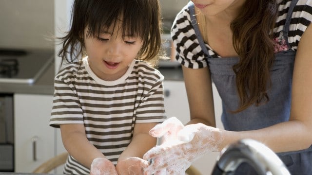 Tips Ajarkan Anak Cuci Tangan dengan Menyenangkan