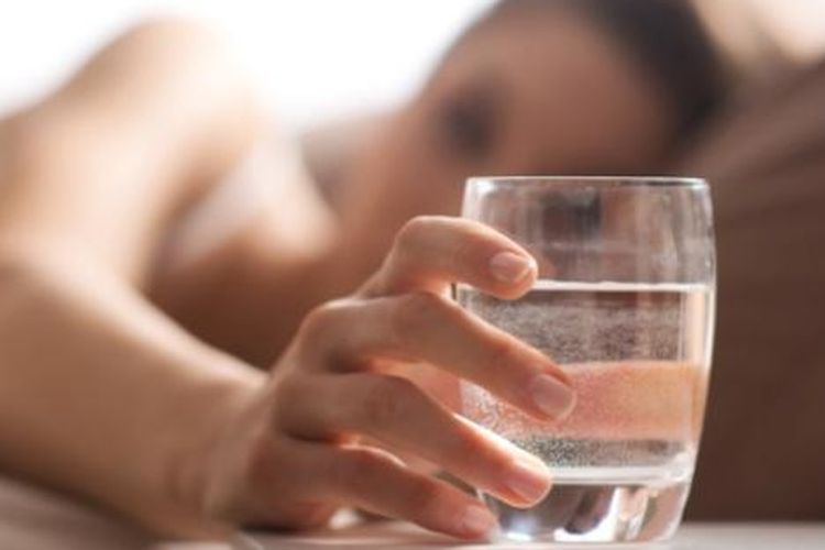 7 Manfaat Minum Air Putih Setelah Bangun Tidur yang Sayang Dilewatkan
