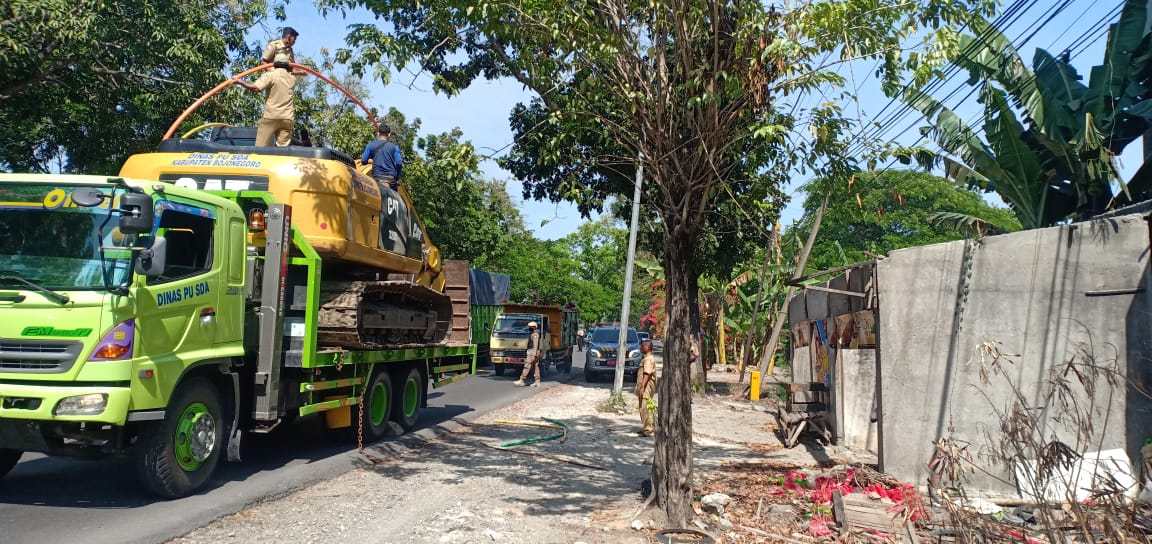 Satpol PP Bongkar 15 Bangunan Tak Berizin Di Tepi Jalan Nasional