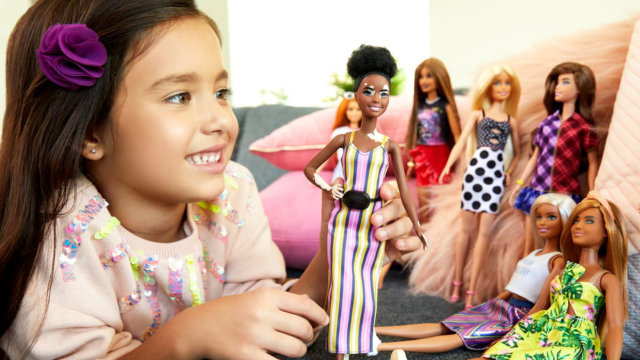 Studi: Bermain Boneka Dapat Kembangkan Keterampilan Sosial dan Empati Anak
