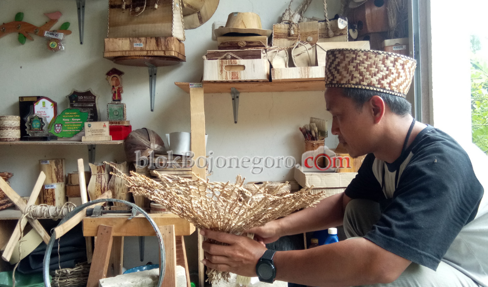 Sempat Putus Asa Perajin Pelepah Pisang Kembali Bangkit