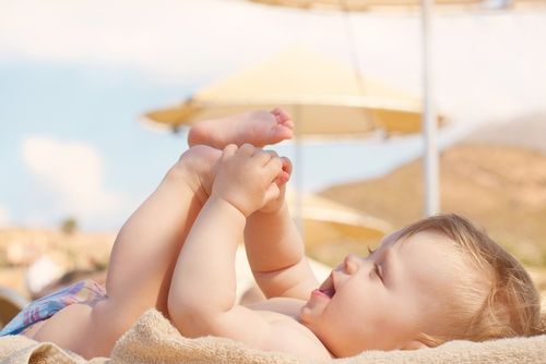 Ketahui 5 Manfaat Sinar Matahari Pagi untuk Bayi