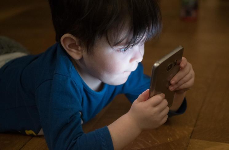 Otak dan Psikologis Anak Terancam Jika Berlebihan Bermain Ponsel