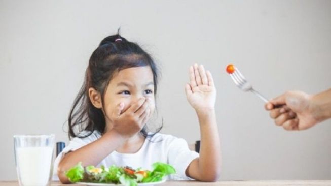 Waspada, Kebiasaan Orangtua Ini Picu Anak Tidak Mau Makan Buah dan Sayur