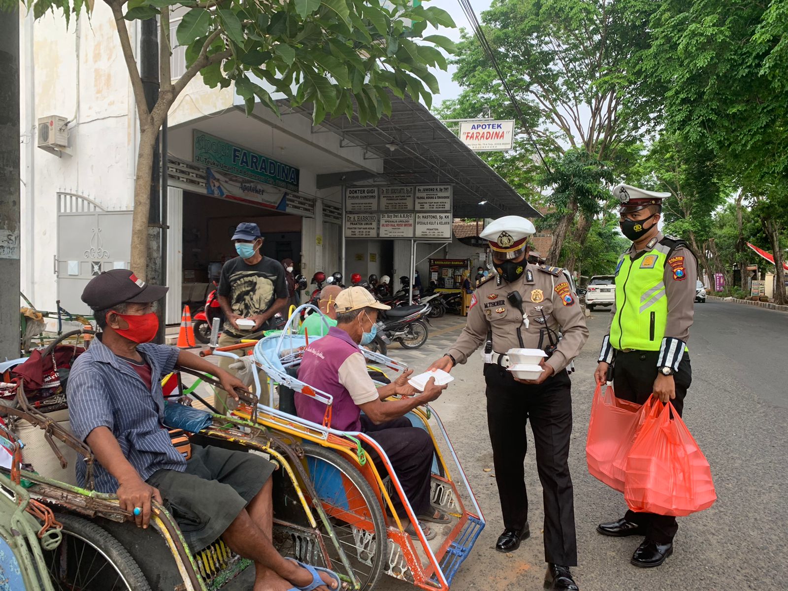 Jumat Berkah Satlantas Bojonegoro Bagi Nasi Dan Masker