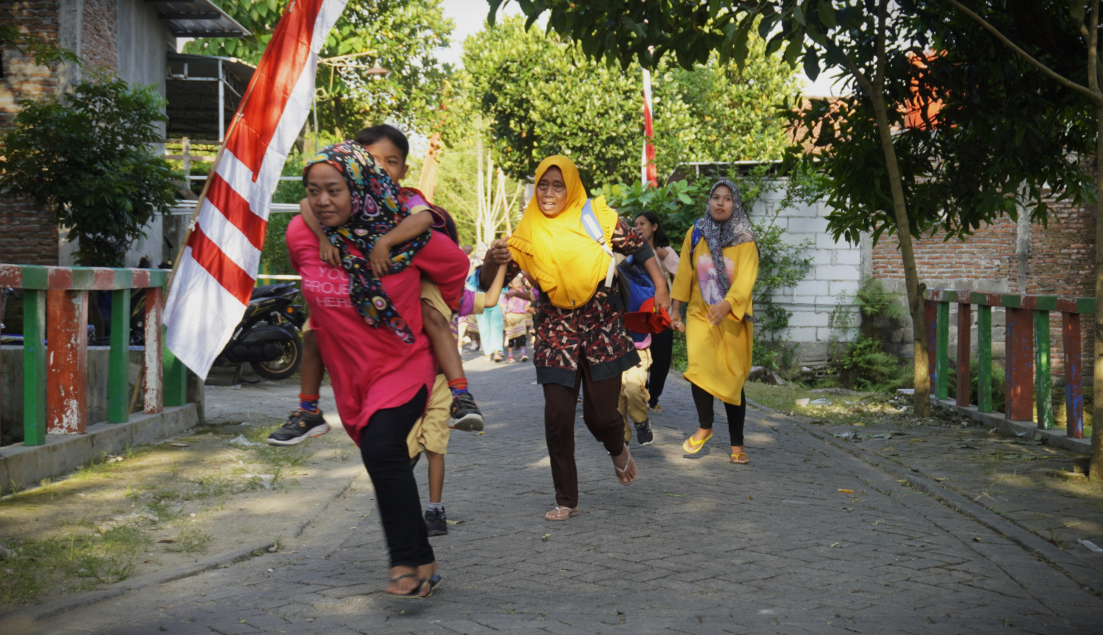 Warga Desa Ikuti Simulasi Evakuasi Saat Bencana Banjir