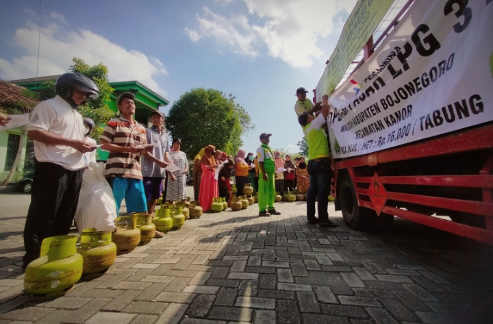 Sepekan Langka Warga Bojonegoro Serbu Operasi Pasar Elpiji 3 Kg