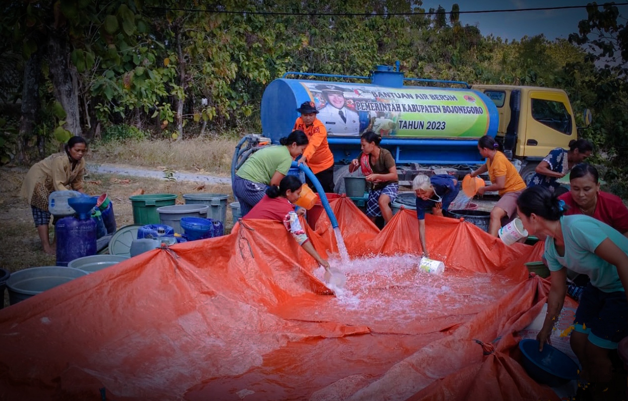 Kecamatan Di Bojonegoro Krisis Air Bersih Bpbd Salurkan Tangki Air