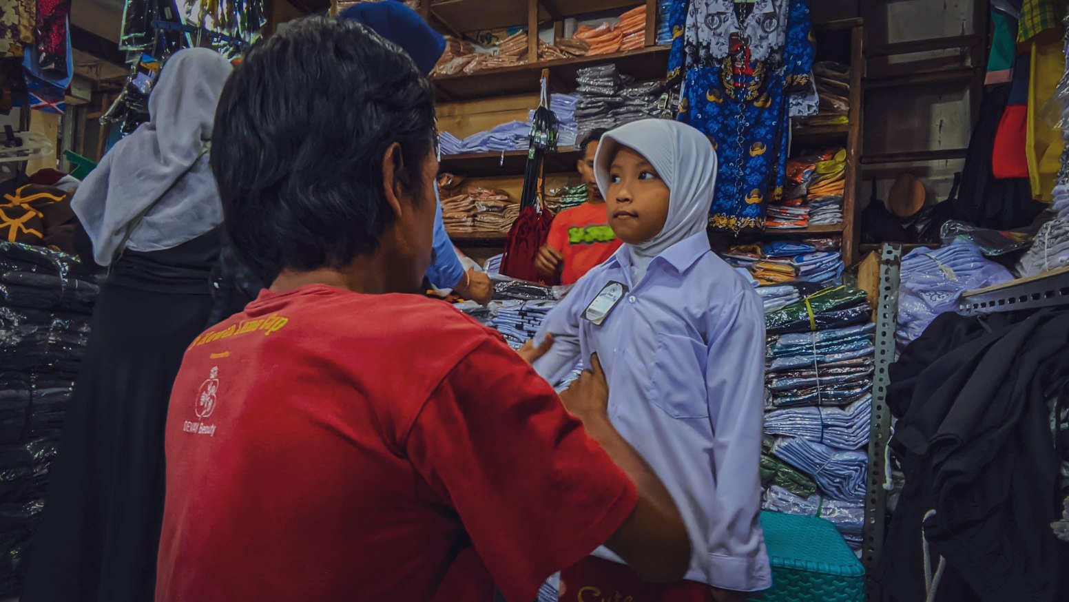 Jelang Ajaran Baru Toko Seragam Sekolah Di Pasar Kota Bojonegoro Diserbu