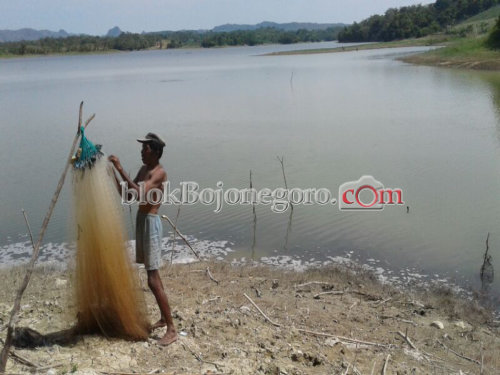 Waduk Pacal Mulai Surut Warga Berburu Ikan