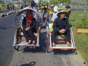 Mendaftar, Syarif - Bu Syam Diiringi Puluhan Becak