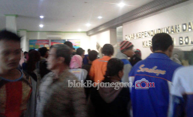 Pemohon Berdesak-Desakan Antre Mengurus Data Kependudukan