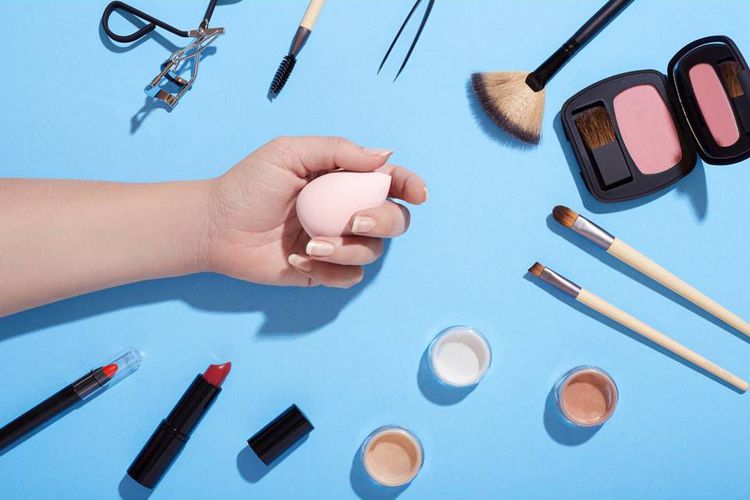 Jangan Sembarangan Berbagi Kosmetik Ini dengan Orang Lain!
