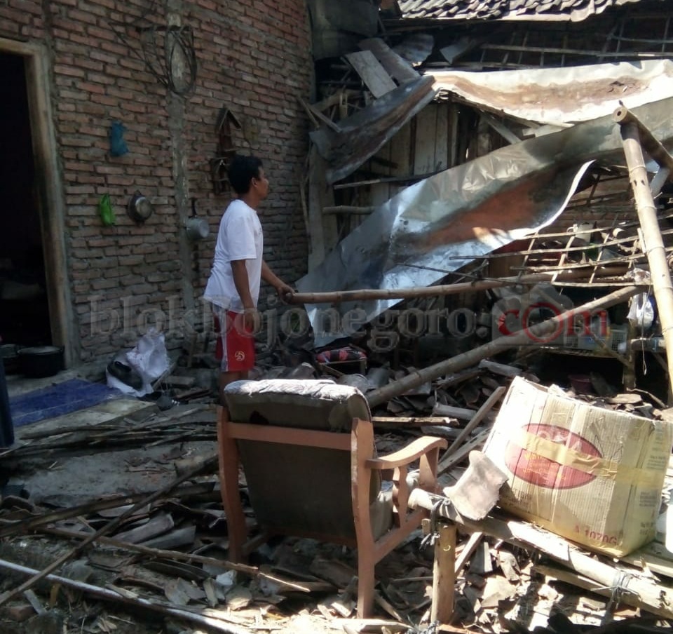 Terkena Angin, Rumah Warga Balen Roboh