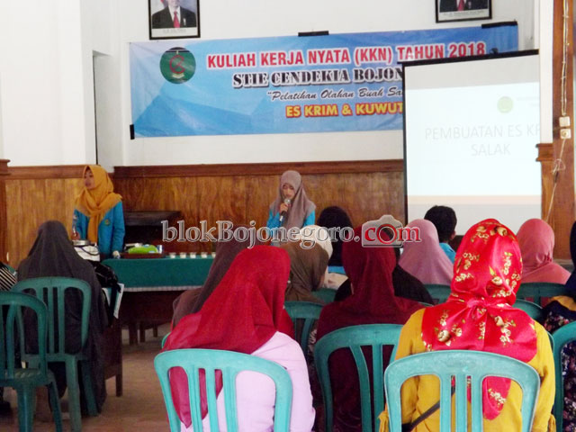 Mahasiswa KKN STIE Cendekia Bojonegoro Berikan Pelatihan Olahan Buah Salak
