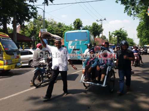 Hindari Kemacetan, CJH Asal Pacul Naik Becak ke Alun-Alun