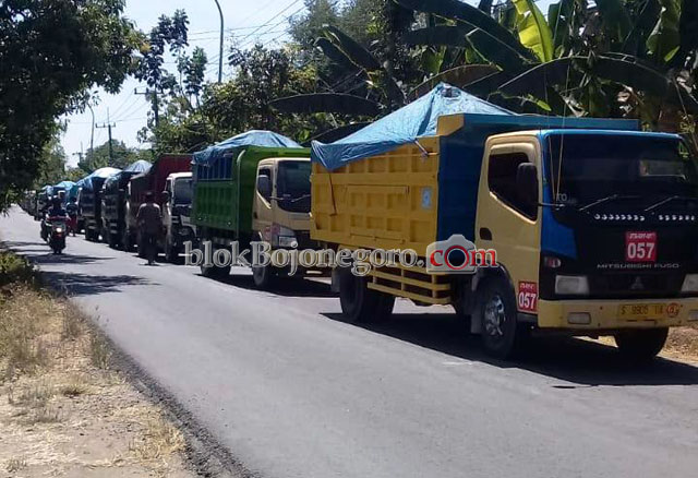 Diduga Tabrak Warga, Truk Proyek JTB di Gayam Dihadang Puluhan Pemuda