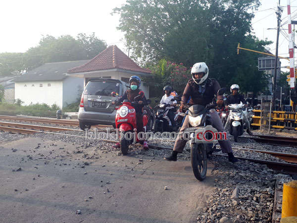 Ha...! Waspada Saat Melintas Rel Jalan Monginsidi