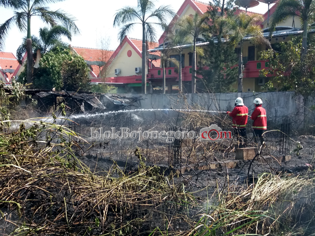 Lahan Kosong di Jalan Veteran Terbakar, Diduga ini Sebabnya...