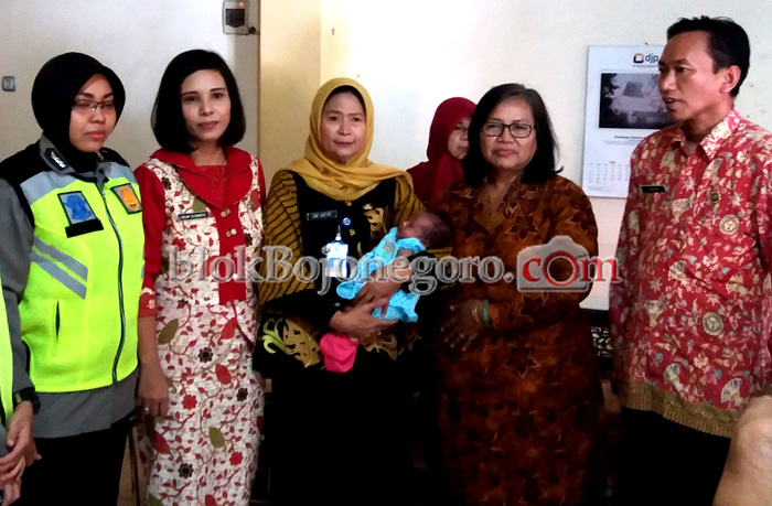 Dinsos Serahkan Bayi ke UPT PPSAB Provinsi