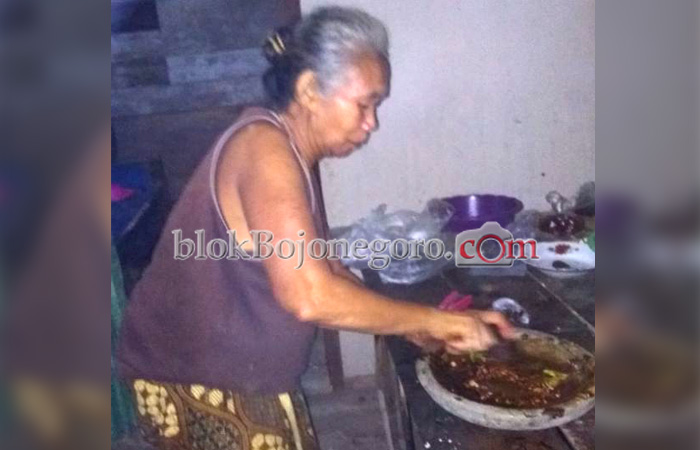 Lapar saat Malam, Yuk Coba Lontong Mbah Sani