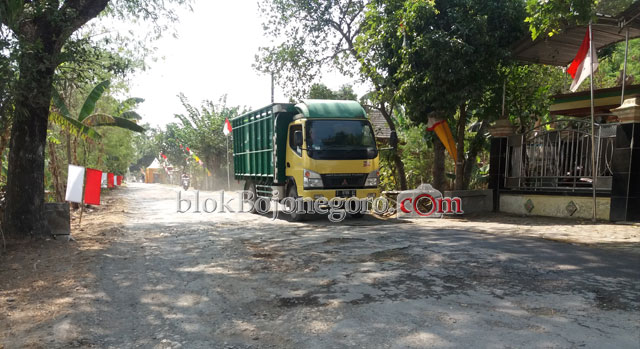 Jalan Menuju Sukosewu Banyak Dikeluhkan