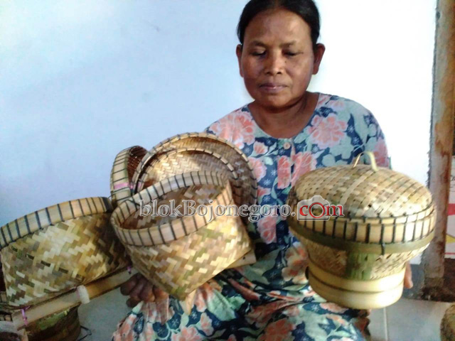 IRT ini Geluti Usaha Anyaman Bambu Turun-Temurun