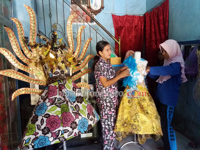 Agustus, Berkah Bagi Pembuat Baju Karnaval