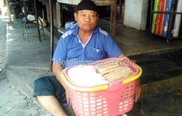 Usia Senja, Pak Lil Tetap Giat Jual Gapit