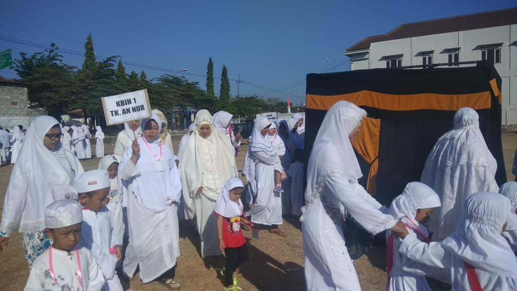 Perkenalkan Sejak Dini, Siswa MI An Nur Dander Belajar Manasik Haji
