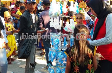 Manfaatkan Momen Karnaval, Pedagang Dadakan Bermunculan