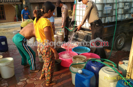 Kemarau, Polsek Trucuk Distribusi Air Bersih di Desa Kanten