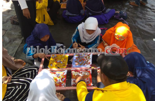 Kembangkan Wisata Tradisional, Mahasiswa Unigoro Ajarkan Membatik