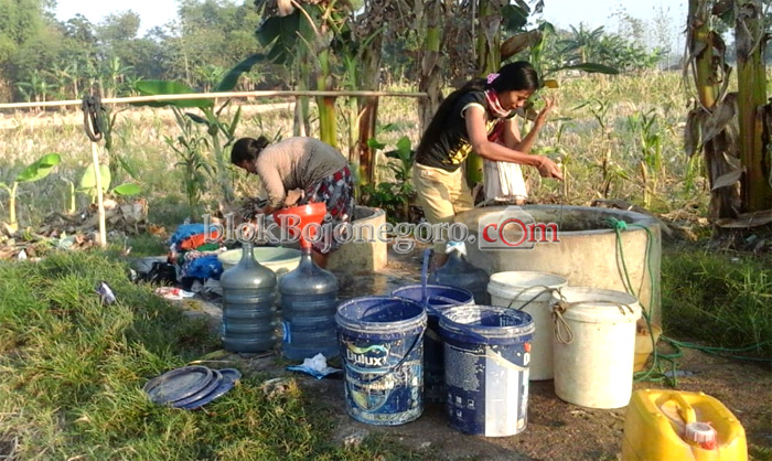 Kemarau, Warga Gayam Antre Dapatkan Air Bersih