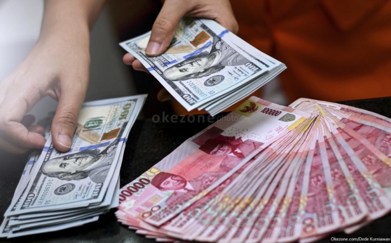 Rupiah Ambruk ke Rp14.710/USD, Sentuh Level Terendah Tahun Ini