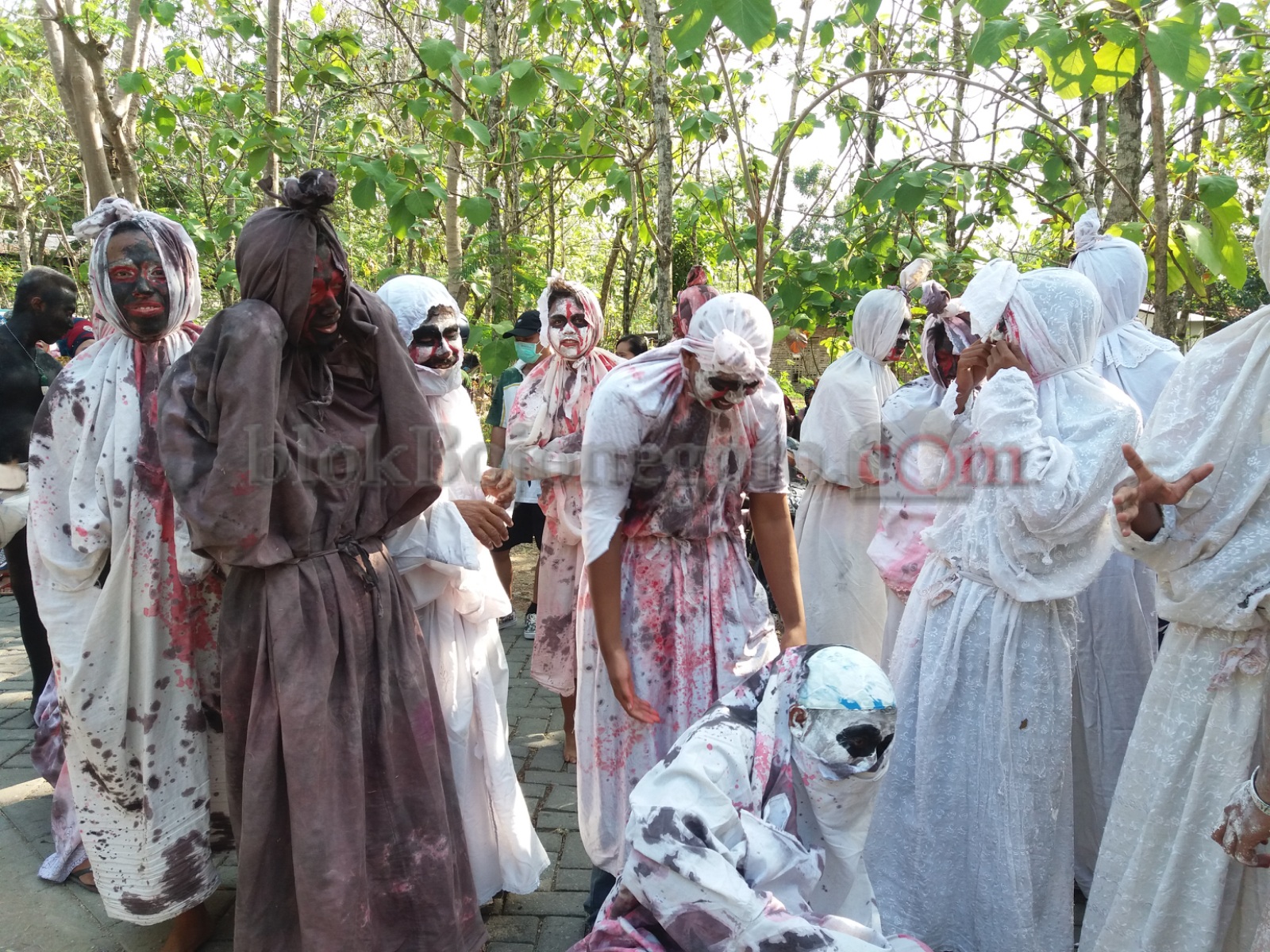 Unik, Segerombolan Hantu Ikut Meriahkan Karnaval Desa Tanjungharjo