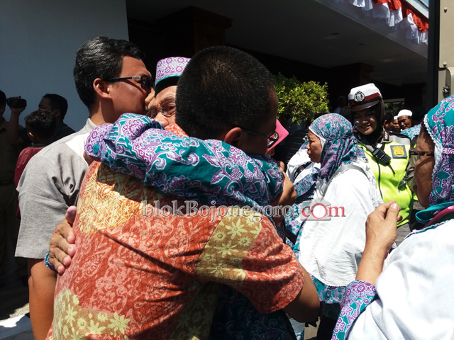 Peluk Hangat Keluarga Warnai Kedatangan Jamaah Haji Bojonegoro