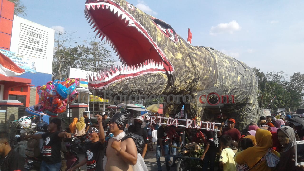 Ribuan Warga Padati Rute Jalan Karnaval Tejo