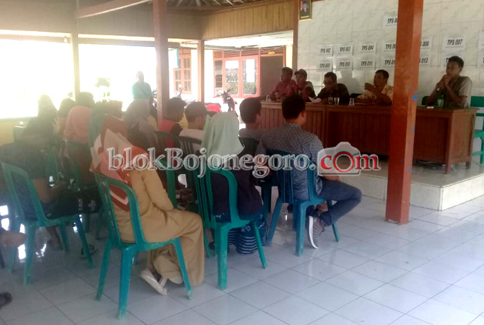 Rekrutmen Perangkat Dinilai Ilegal, Warga Geruduk Balai Desa