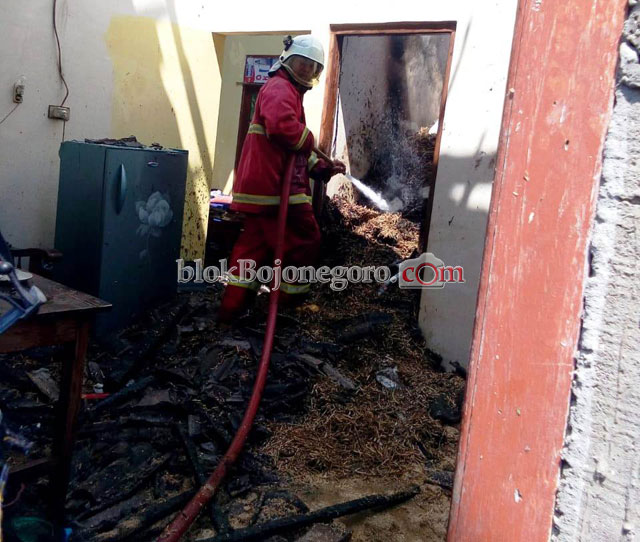 Akibat Korsleting, Rumah di Sobontoro Terbakar