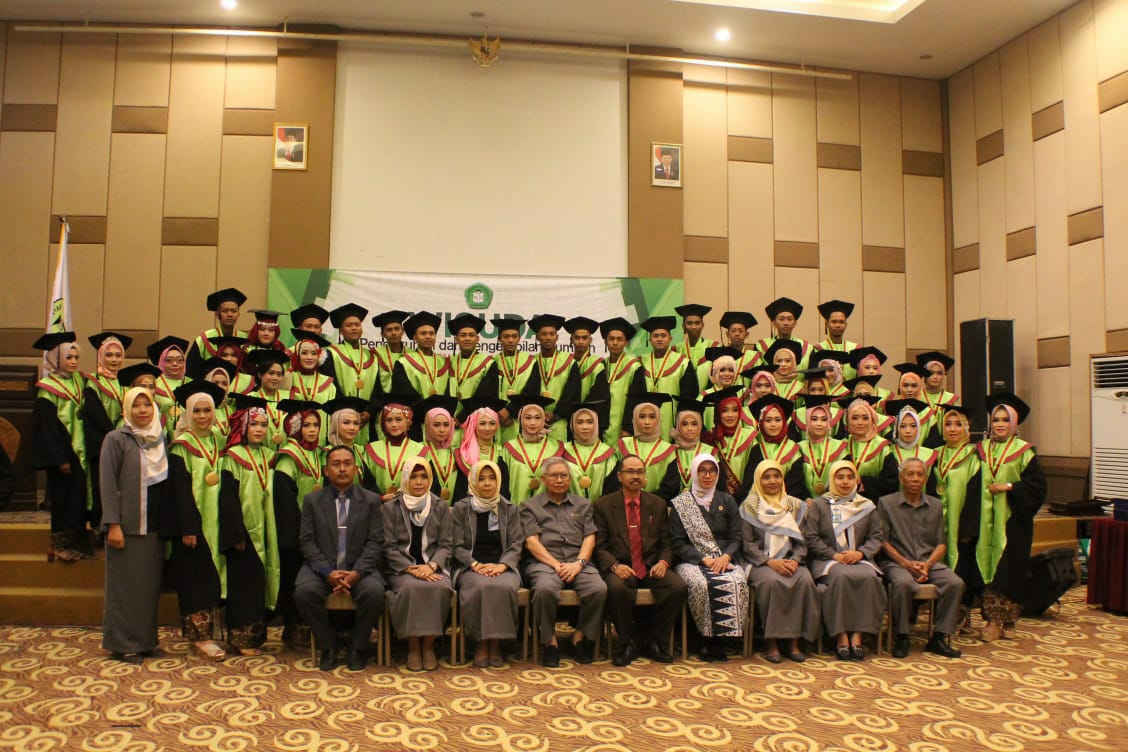 Khidmat Acara Wisuda Mahasiswa Akes Rajekwesi