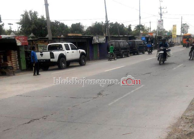 Retak, Jalan Depan Pasar Pungpungan Membahayakan Pengendara