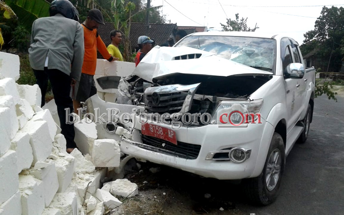 Apes...! Mobil DLH Kecelakaan di Kedungadem