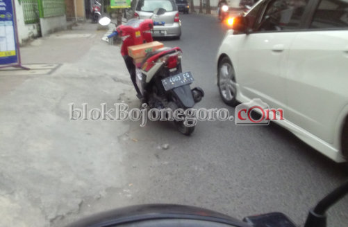 Pengendara Keluhkan Banyak Mobil Parkir di Jalan Panglima Polim
