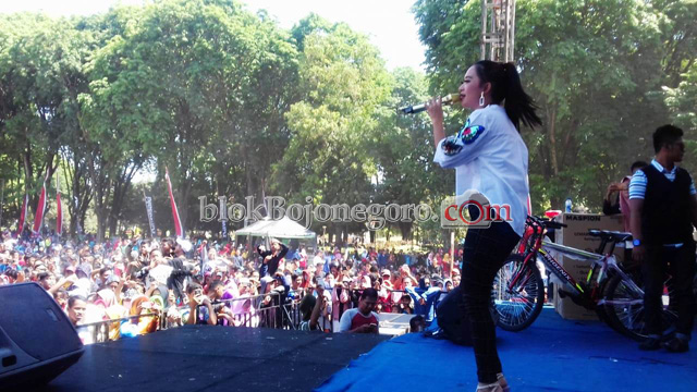 Spirit Asian Games, 10 Ribu Masyarakat Bojonegoro Kompak Goyang Dayung