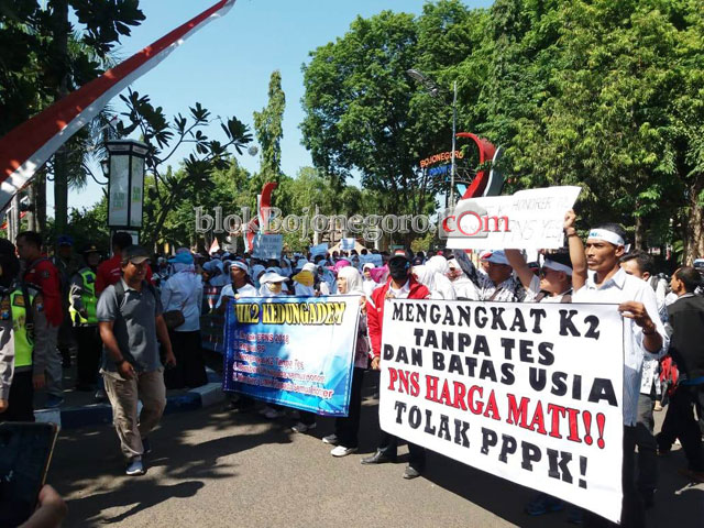 Tuntut Angkat K2 Tanpa Tes