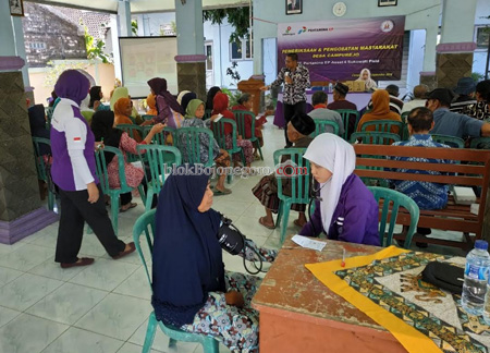 Seratusan Warga Ikuti Pengobatan di Campurejo